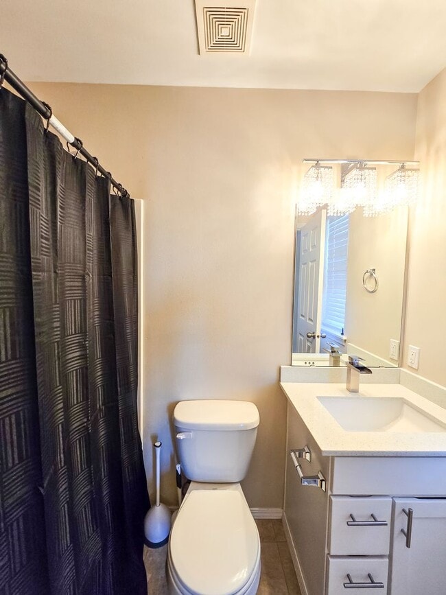 Building Photo - Broadway Area 3Bd/3.5Ba Townhouse!