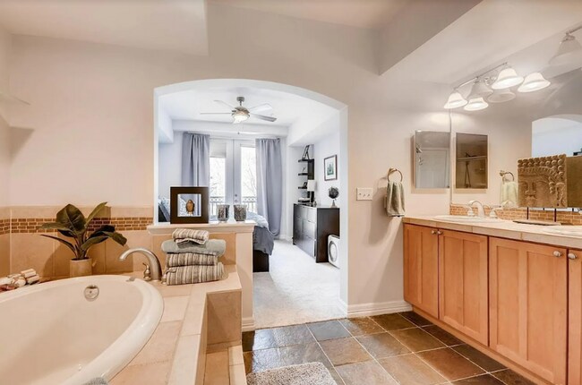 Building Photo - Bright & Spacious Condo Just One Block fro...