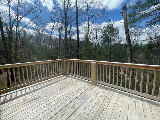 Building Photo - 350 Pinewood Circle