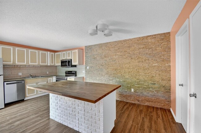 Building Photo - 2913 SW 22nd Cir