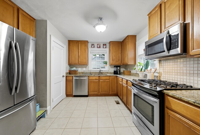 Building Photo - 6233 Rolfe Ave