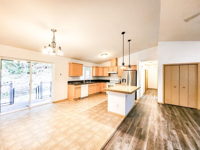 Building Photo - Quiet Granite Falls Rambler