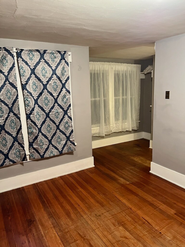 Building Photo - 410 W 9th St