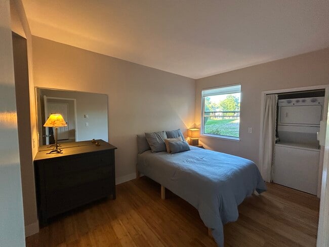 Building Photo - 57 Lakeshore Ct