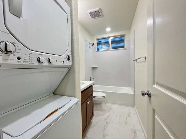 Building Photo - 1 Bedroom, 1 Bath Condo Convenient Napa Lo...