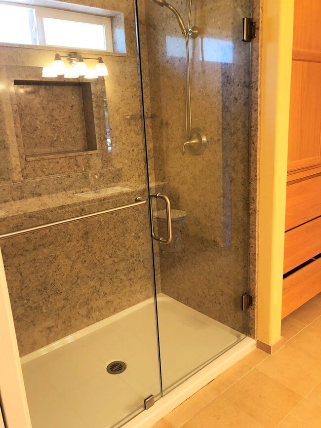 Building Photo - UNIQUE RAMBLER with views in Dockside at Kitsap Lake!