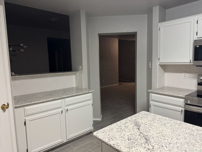 Building Photo - Remodeled 3 Bedroom Plus Bonus Room - Comi...