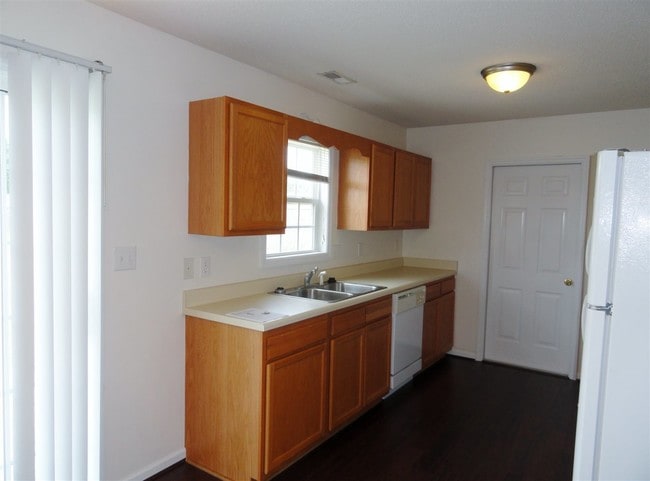 Building Photo - 126 Daphne Dr