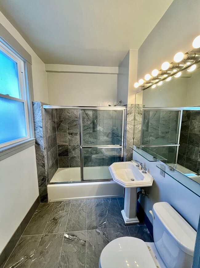 Building Photo - Luxurious Condo Living in Prime Cow Hollow...