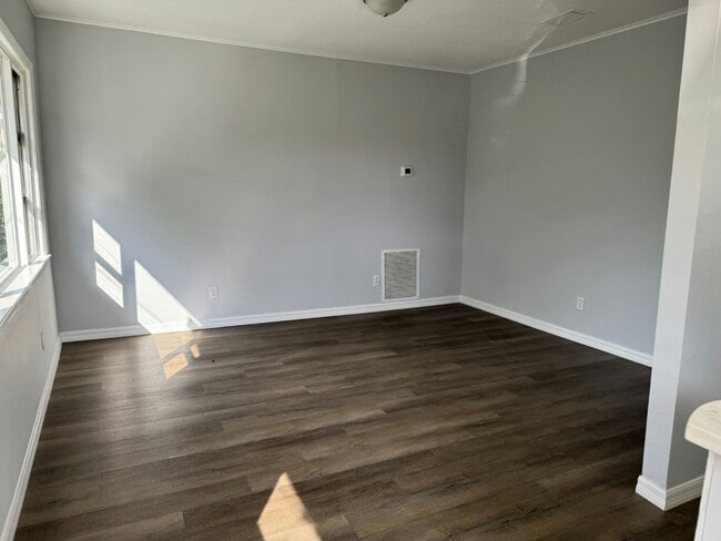 Building Photo - 1250 Lakeview Dr