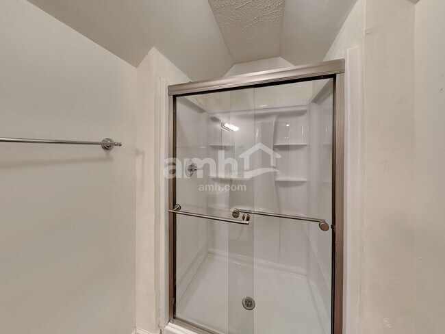 Building Photo - 200 Priest View Dr