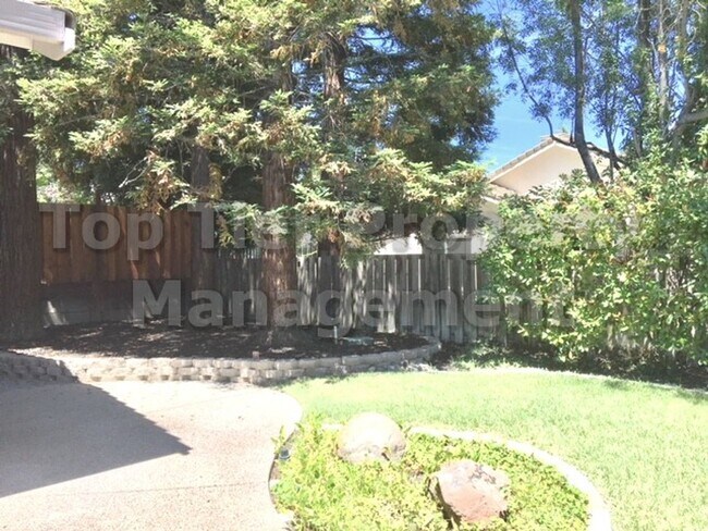 Building Photo - Beautiful 4 Bed / 2 Bath / 2,660 sqft Sing...