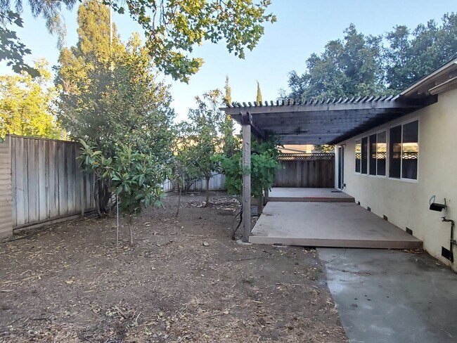 Building Photo - Cute Single Family Home, Fresh Paint, Wood...