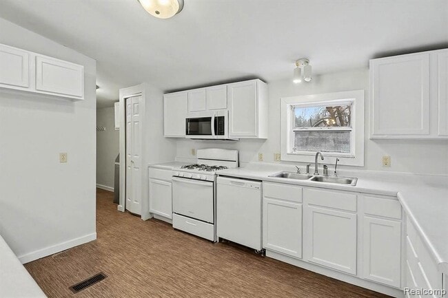 Building Photo - 1295 W Cook Rd