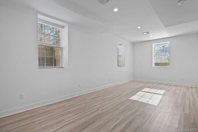 Building Photo - 490 Montauk Hwy