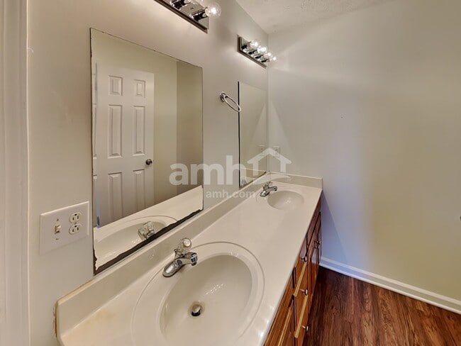 Building Photo - 204 Creekwood Dr