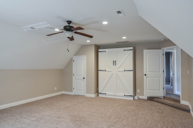 Building Photo - Dog Friendly Three Bedroom in Rossview!