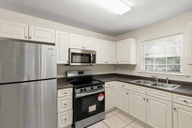 Building Photo - 735 Putnam Dr