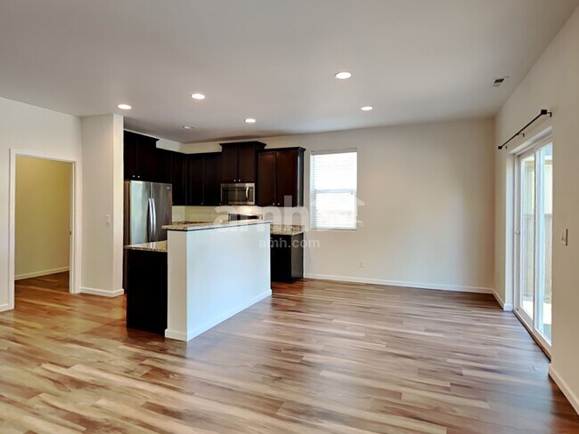 Building Photo - 477 McKinley St
