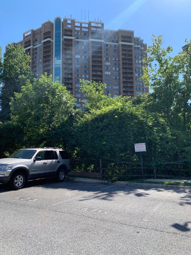 Building Photo - Rarely Available Penthouse 1BD/1BA in Gros...