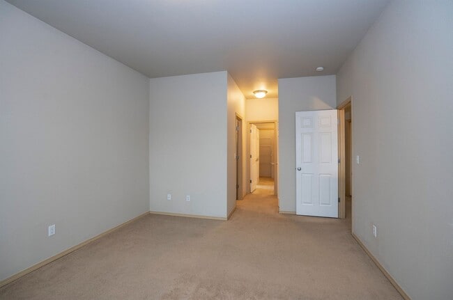 Building Photo - Modern 4 Bedroom, 2.5 Bath Home In Silver Creek w/AC