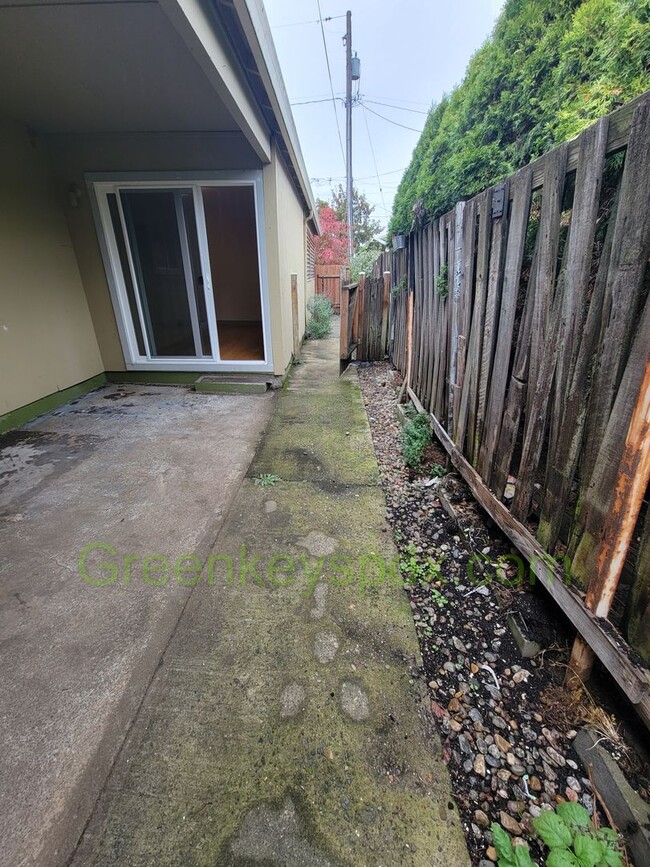 Building Photo - 2 Bedroom 2 Bath Unit in St.Johns with Ful...