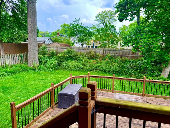 Building Photo - 5 Bedroom 2.5 Bathroom! Parking! Pets Welc...