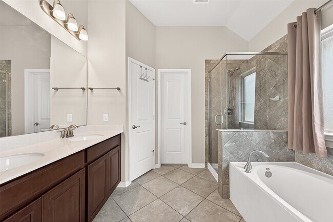 Building Photo - 24527 Royal Pike Dr