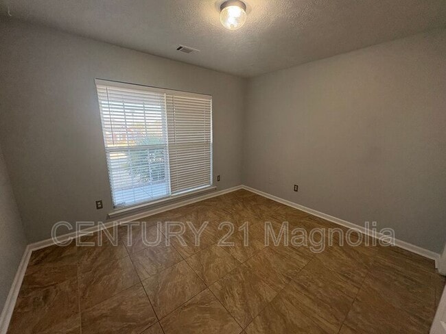 Building Photo - 2026 Lake Forest Dr