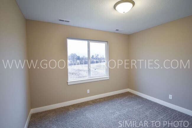 Building Photo - Wonderful 5 bedroom, 3.5 bath with a finis...