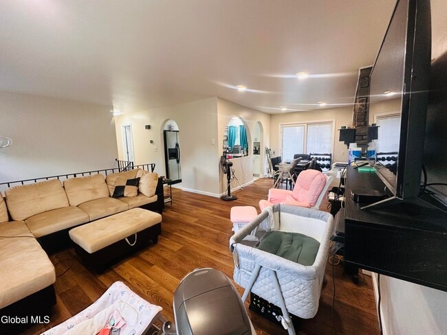 Building Photo - 4 Thoroughbred Ln