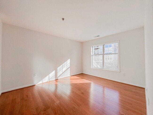Building Photo - Freshly Renovated 1 Bed 1 Bath Condo With Balcony In Vibrant Savoy Park - Water Included