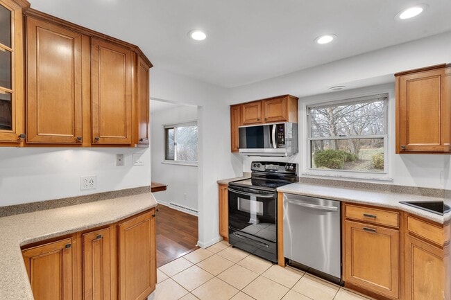 Building Photo - Updated 3BR Home with Central Air & Finished Walk-Out Basement - Sewickley, PA