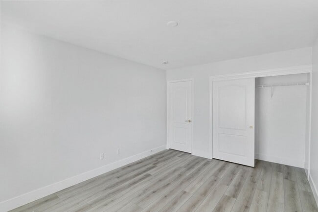 Building Photo - 4 bed, 2.5 bath single-story home in the g...
