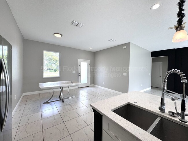 Building Photo - 1389 Worthington Dr