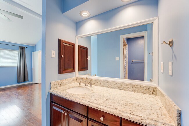 Building Photo - 1039 Fountain View Dr