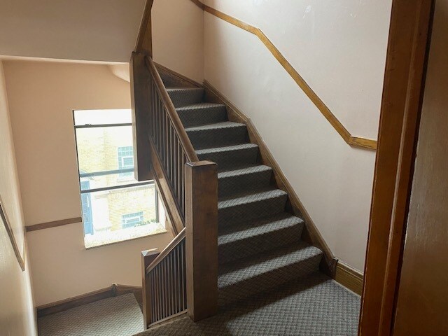 Stairwell - 4922 N Kedzie Ave