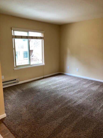 Building Photo - 300 Glenwood Cir