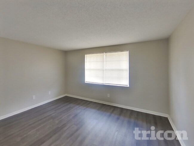 Building Photo - 1203 Seffner Valrico Rd