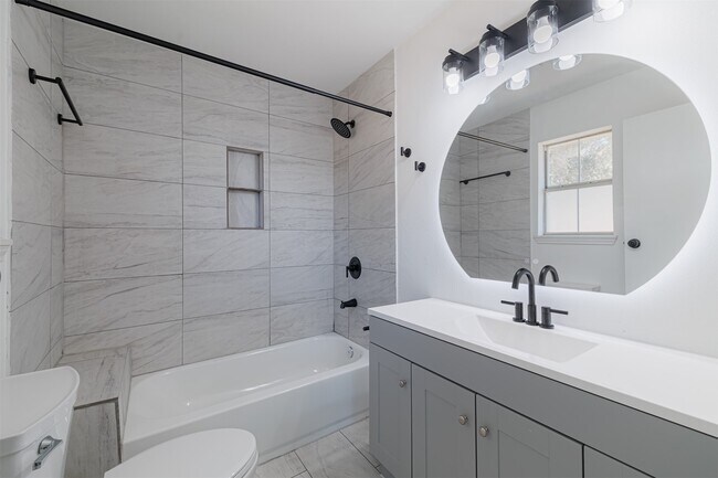 Building Photo - 2122 Maple Cir