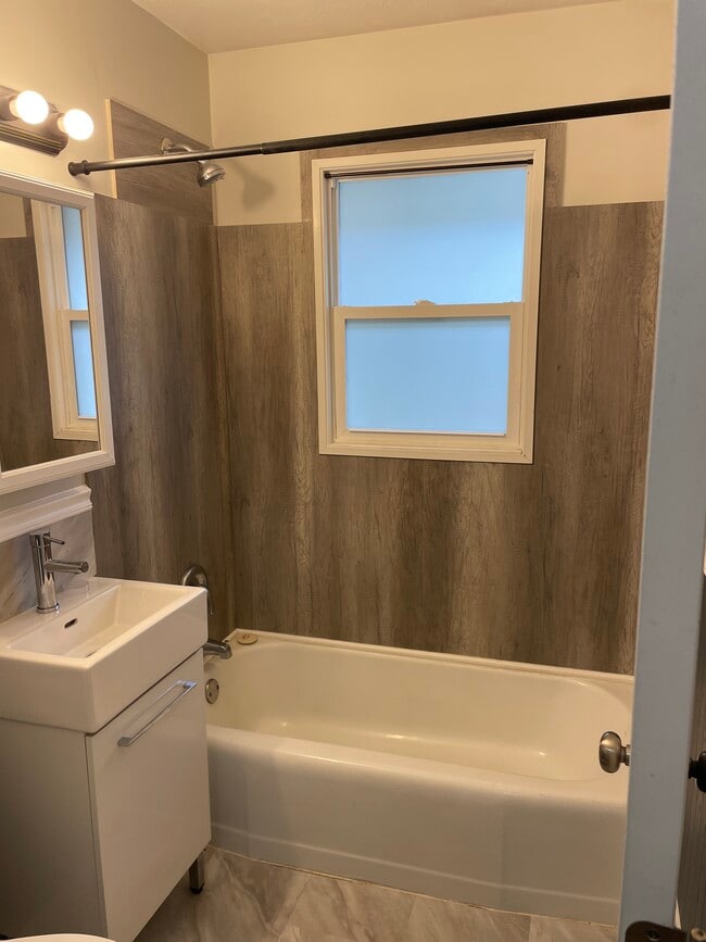 Building Photo - 866 S 45th St