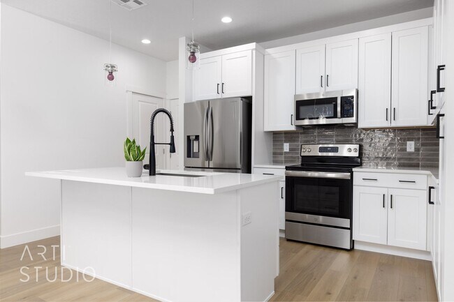 Building Photo - 3 Bedroom, 2.5 Bathroom Townhome in Auburn...