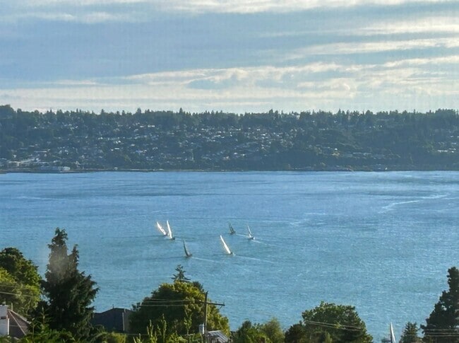 Building Photo - Stunning Home with Breathtaking Views in T...