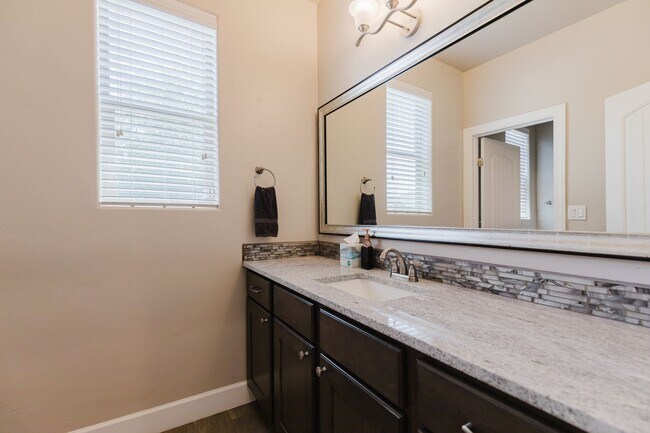 Building Photo - Spacious 3 Bedroom 2 Bath Home with 3-Car ...