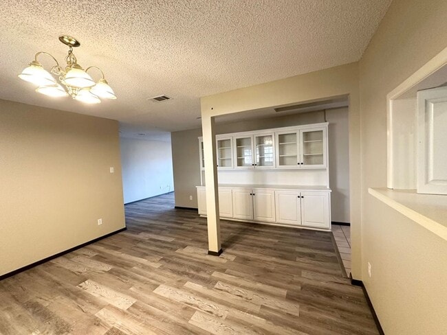 Building Photo - 5 Bedroom 3.5 Bath Ready to Rent ASAP!