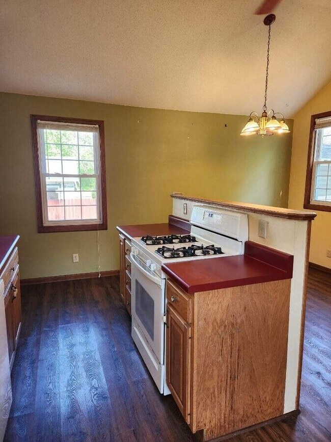 Building Photo - 811 W Peck St