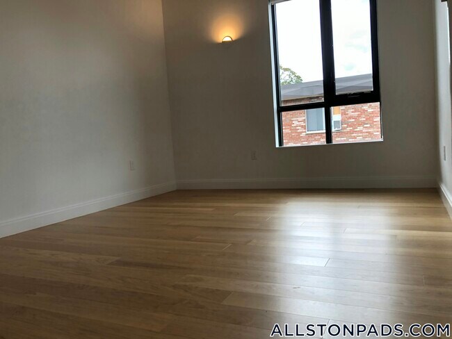 Building Photo - 83 Gardner St