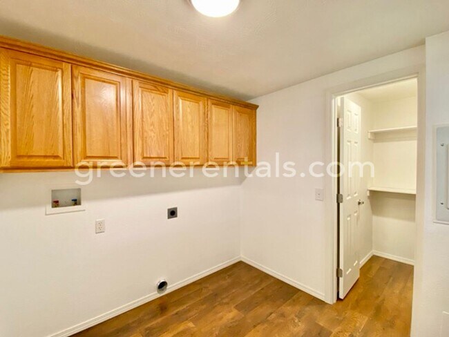 Building Photo - 6733 5th Ct SE
