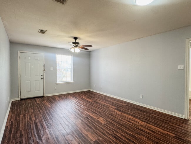 Building Photo - 1712 Manor Garden Curve