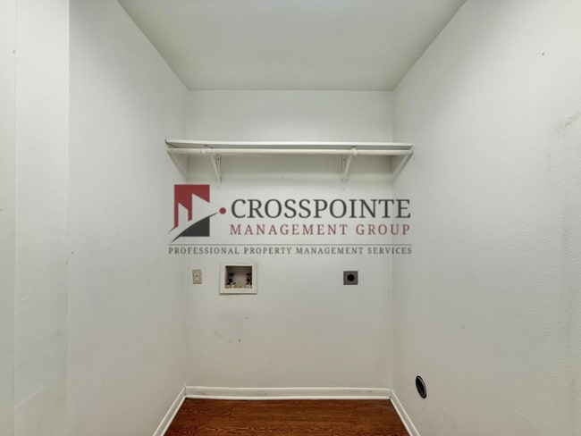 Building Photo - 3 Bedroom, 2 Bathroom Duplex!